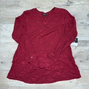 (Bin 7)  Simply Vera Vera Wang, red blouse w/ crossed hem, Size M